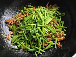 14、家常小炒肉丝,再加韭菜苔继续翻炒