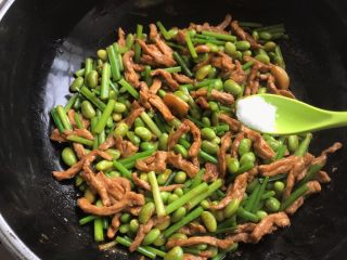 15、家常小炒肉丝,翻炒均匀之后加1g盐调味
