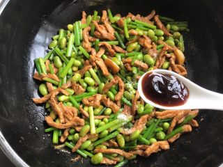 16、家常小炒肉丝,加1汤匙蚝油