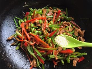 17、家常小炒肉丝,放入青红椒丝；喜欢的亲可以加少许鸡精，不喜欢可以不加