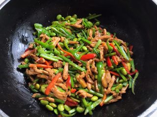 18、家常小炒肉丝,翻炒均匀即可，香喷喷的，来一碗米饭极好的