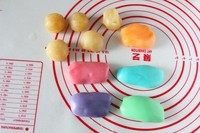 8、立体月饼,将月饼馅分割搓成25克/个的小球，将冰皮分成45克/个的小球，并分别用牙签沾一点食用色素搓揉成彩色冰皮。