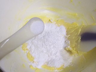 6、柠檬饼干,加入1克盐。