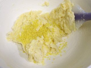 11、柠檬饼干,用刮刀稍微翻拌几下，继续加入柠檬皮屑翻拌。