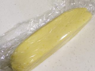 13、柠檬饼干,把拌好的饼干面糊用保鲜膜包裹好。