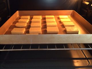 16、柠檬饼干,放入预热好的烤箱中层，175度约烤15分钟，待饼干表面微微金黄色即可出炉。