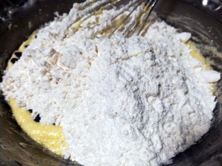 7、巧克力趣多多,加入面粉搅匀至无颗粒