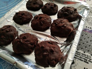 12、巧克力趣多多,饼干做好后摆放在烤盘中 入烤箱1000w烤制4-5分钟