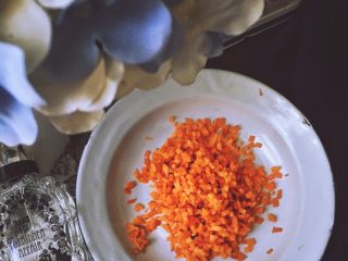 3、健康无油的 水晶烧卖,胡萝卜切碎