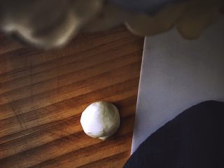 10、健康无油的 水晶烧卖,分成小团(大概2个手指宽) 放在涂油的面板上