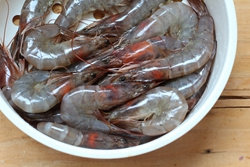 1、鲜虾鸡蛋色拉酿番茄,虾洗净剪去虾须