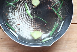 2、鲜虾鸡蛋色拉酿番茄,锅里水烧开，加入葱姜、花椒和适量盐