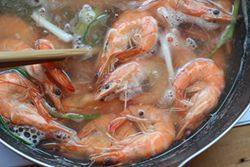 4、鲜虾鸡蛋色拉酿番茄,继续煮5分钟即可捞出，煮好的虾去壳剥虾仁，将虾仁切碎备用