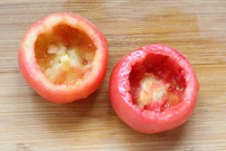 11、鲜虾鸡蛋色拉酿番茄,将番茄内部掏空（可以先用小刀在番茄内部四周划一圈，然后中间切十字，可轻松将番茄掏空）