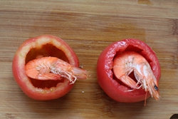 12、鲜虾鸡蛋色拉酿番茄,放入虾