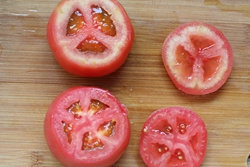 10、鲜虾鸡蛋色拉酿番茄,番茄洗净，从上端切开