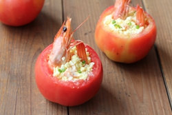 13、鲜虾鸡蛋色拉酿番茄,最后放入色拉，撒上葱花即可