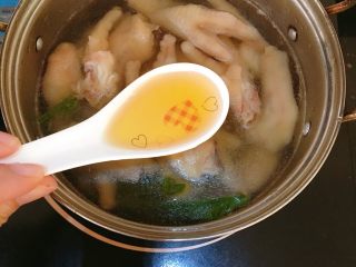 3、酸辣柠檬鸡爪,另起一锅放入清水，放入鸡爪，葱结和姜片，加入两茶匙料酒，煮15分钟