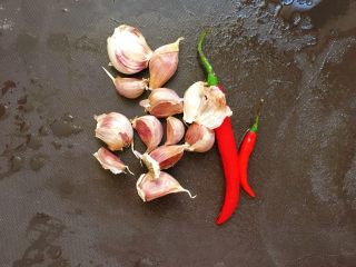 5、酸辣柠檬鸡爪,准备辣椒和蒜头，辣椒后面不太够我又加了一个大的