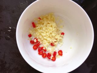 6、酸辣柠檬鸡爪,剁成泥放入大碗中