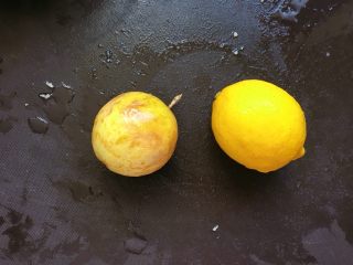 7、酸辣柠檬鸡爪,准备一个柠檬和一个百香果