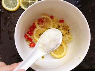 8、酸辣柠檬鸡爪,放入柠檬5片和一整个百香果肉，加入一大勺白糖