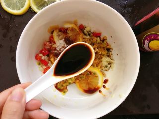 9、酸辣柠檬鸡爪,加入三茶匙生抽