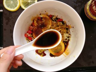 10、酸辣柠檬鸡爪,加入三茶匙陈醋