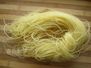 1、解暑，就是一碗Q弹冷面,准备好冷面，冷面是熟的晾干了。