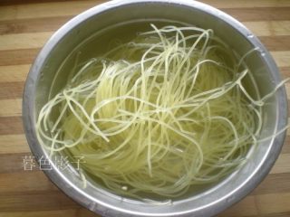 2、解暑，就是一碗Q弹冷面,用冷水泡十分钟左右