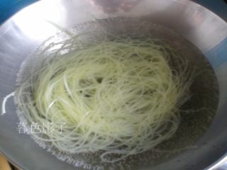 3、解暑，就是一碗Q弹冷面,把水烧开在下冷面