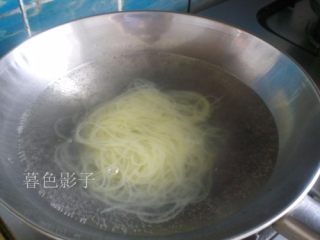 4、解暑，就是一碗Q弹冷面,煮5分钟左右就可以、因为冷面是熟的