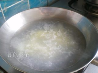 5、解暑，就是一碗Q弹冷面,煮5分钟左右就可以、因为冷面是熟的