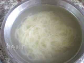 6、解暑，就是一碗Q弹冷面,煮好的冷面条，要放在冷水里冲下降温