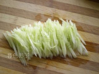 8、解暑，就是一碗Q弹冷面,黄瓜去皮、切丝