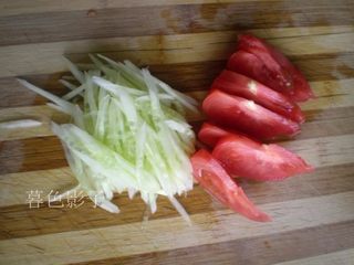 9、解暑，就是一碗Q弹冷面,西红柿也切成小片即可