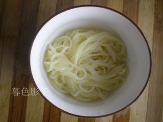 10、解暑，就是一碗Q弹冷面,取适量的冲过冷水的面放在碗里边备用