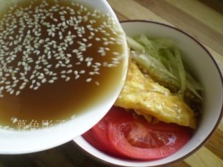 12、解暑，就是一碗Q弹冷面,按照个人喜好、醋、糖、兑好比例、浇到冷面上