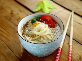 13、解暑，就是一碗Q弹冷面,清爽酸甜Q弹的冷面做好了，看看是不是很简单呐。