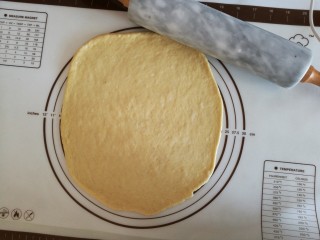 3、圣女果披萨,用擀面杖擀开