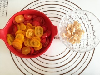 10、圣女果披萨,烤披萨胚的时候，把圣女果，剩下的火腿肠切片，