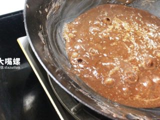 13、Q萌红糖冰皮月丨大嘴螺,热锅，放入玉米油，油热后倒入红豆汁，此时还比较的稀（此过程豆汁会比较“调皮”，请做好防护工作）