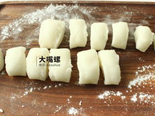 17、Q萌红糖冰皮月丨大嘴螺,用刀将冰皮切分成11个大小等同的冰皮块（切的时候眼神不是很好，一脸幽怨）