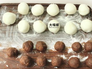 18、Q萌红糖冰皮月丨大嘴螺,将之前的红豆沙馅和切分好的冰皮块一同挪成11个小圈圈？他们是等量的关系，25g：25g