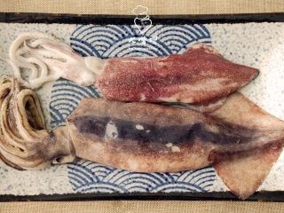 2、暴走鱿鱼卷螺蛳粉丨大嘴螺,将鱿鱼处理干净，将内脏掏空，取出鱿鱼须备用，最后撕掉鱿鱼膜