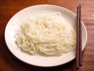 3、暴走鱿鱼卷螺蛳粉丨大嘴螺,将米粉煮熟备用，可先用热水泡粉，缩短煮粉时间。（粉不宜煮太软，之后还需翻炒）