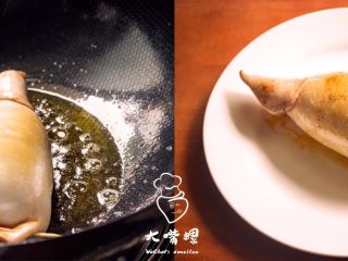 8、暴走鱿鱼卷螺蛳粉丨大嘴螺,将蒸好的鱿鱼包油爆，放油多些，防止粘锅。鱿鱼微黄后可出锅。