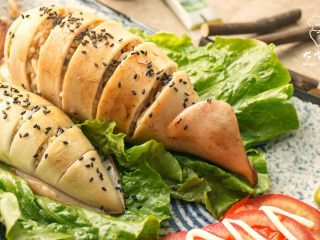 11、暴走鱿鱼卷螺蛳粉丨大嘴螺,将鱿鱼包粉切开，暴走鱿鱼卷螺蛳粉即刻完成，最后摆盘用生菜垫底，撒上黑芝麻并辅以其他配菜加以点缀，有颜有料，黯然销魂谁与争锋？