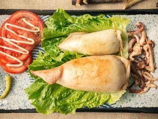 10、暴走鱿鱼卷螺蛳粉丨大嘴螺,将煎过的鱿鱼包粉放入碟中，鱿鱼须炒好摆盘