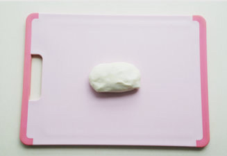 1、#夏天的味道#花朵豆沙酥,材料A油皮混合均匀，根据面粉的吸水量的大小，调节水的量，混合好的面团很柔软且不黏手，裹保鲜膜放入冰箱冷藏松弛30分钟；